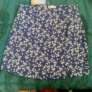 Romwe. Blue floral skirt. Size Large - US 8/10. Zipper on side. Never worn.
